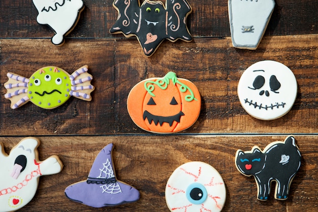 Galletas divertidas de Halloween en un fondo de madera