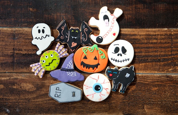 Galletas divertidas de Halloween en un fondo de madera