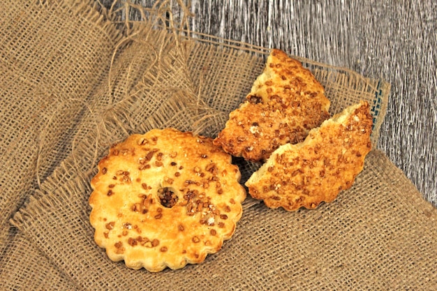 Galletas doradas en una bolsa de arpillera