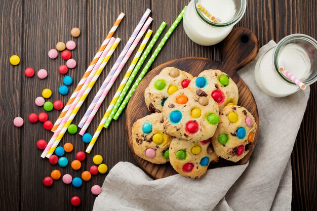 galletas con dulces de chocolate de colores en glaseado de azúcar