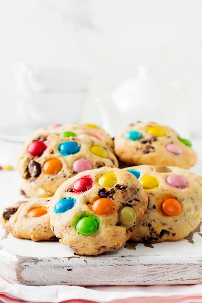 galletas con dulces de chocolate de colores en glaseado de azúcar