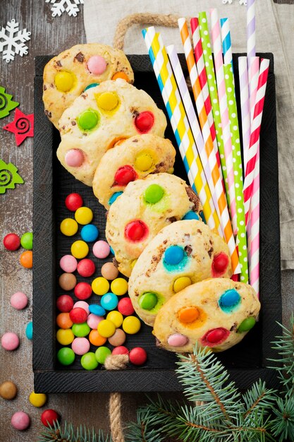 galletas con dulces de chocolate de colores en glaseado de azúcar