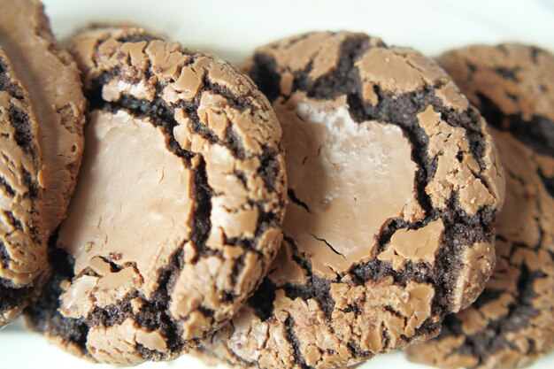 Galletas dulces de chocolate en la mesa de madera