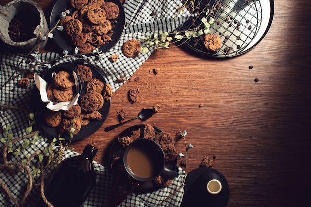 Galletas dulces del desierto con comida vintage, cena y café.