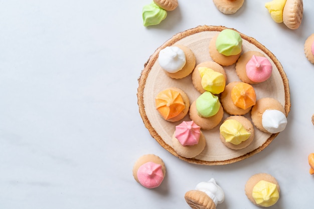 Galletas dulces con glaseado colorido