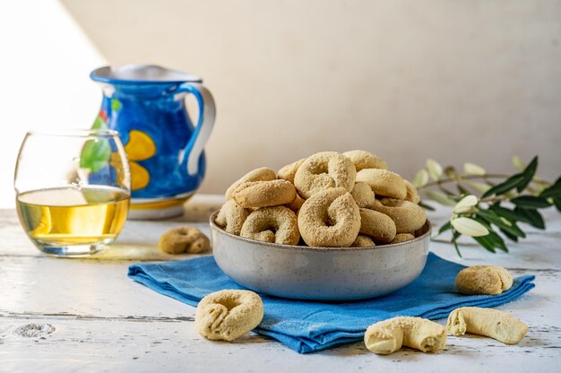 Galletas dulces italianas Taralli hechas con vino blanco azúcar aceite de oliva huevos y harina