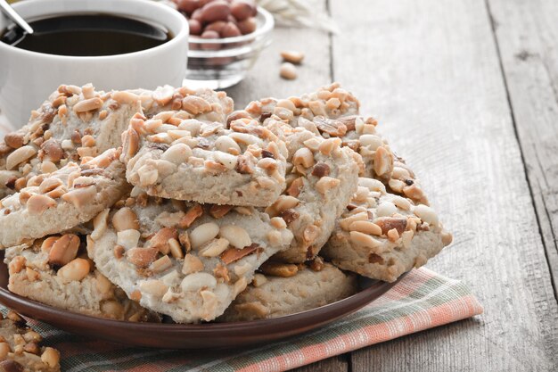 Galletas dulces en madera