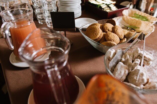 Galletas dulces en la mesa del buffet