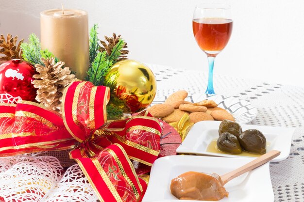 Galletas y dulces navideños tradicionales colombianos con adorno navideño, manjar blanco, higos