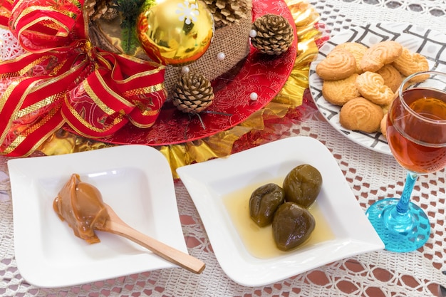 Galletas y dulces navideños tradicionales colombianos con adorno navideño, manjar blanco, higos