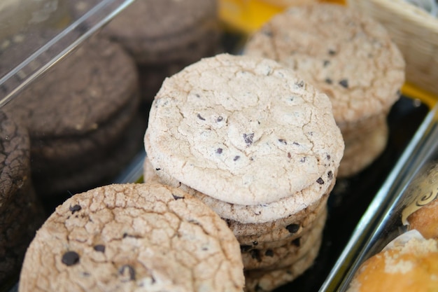 Galletas dulces en una pantalla de frasco transparente para la venta en una cafetería