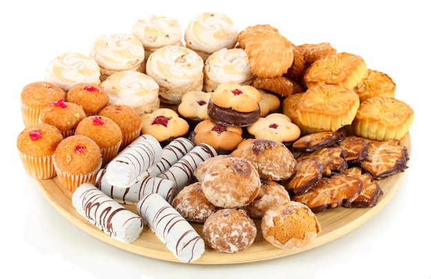 Galletas dulces en placa de madera aislado en blanco