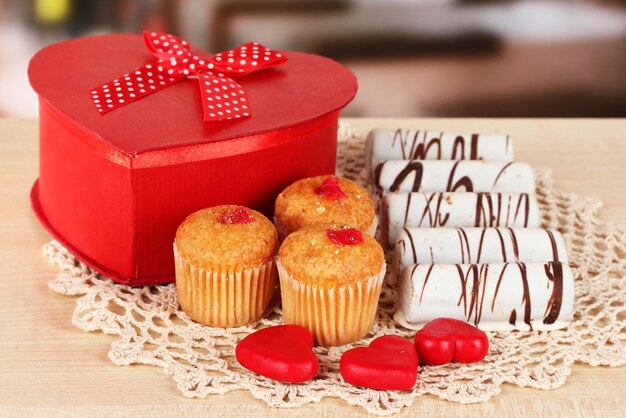 Galletas dulces con regalo en la mesa de café