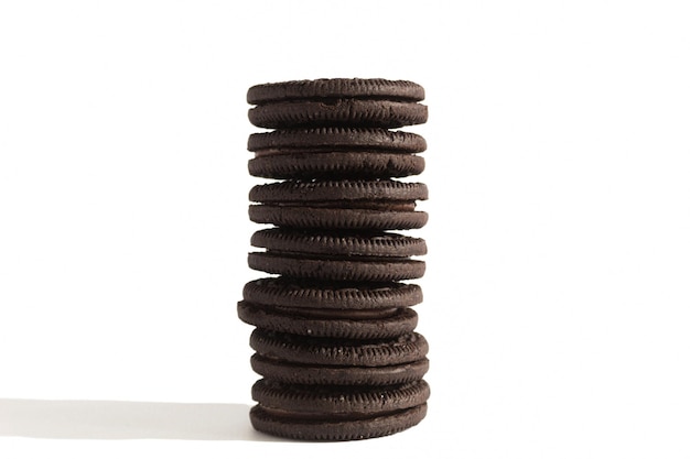 Galletas dulces con relleno de chocolate sobre un fondo blanco.