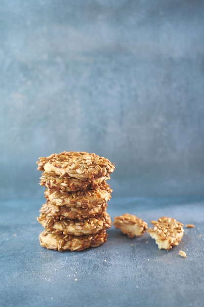 Galletas dulces de sésamo sobre un fondo negro