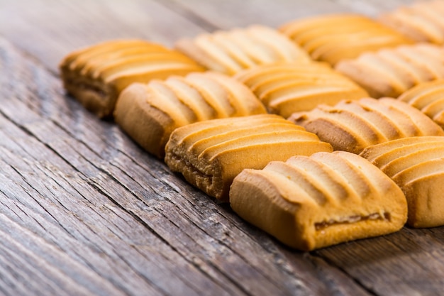 Galletas dulces sobre fondo de madera