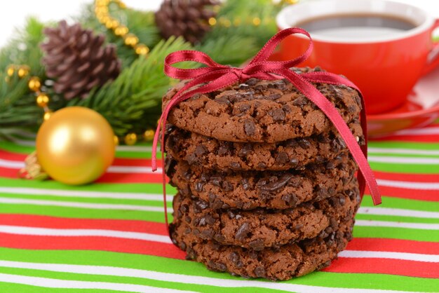 Galletas dulces con taza de té en primer plano de la mesa