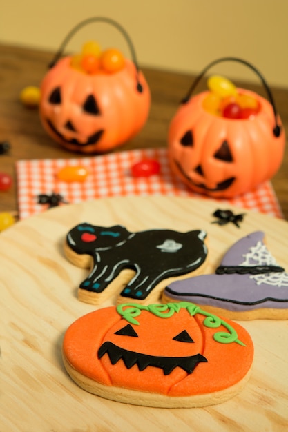 Galletas espeluznantes de Halloween junto a un vaso de leche