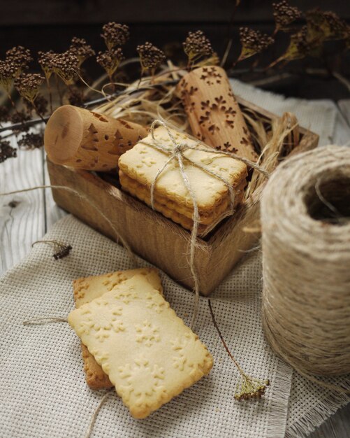 Galletas estampadas con un estampado de árboles de navidad y copos de nieve.