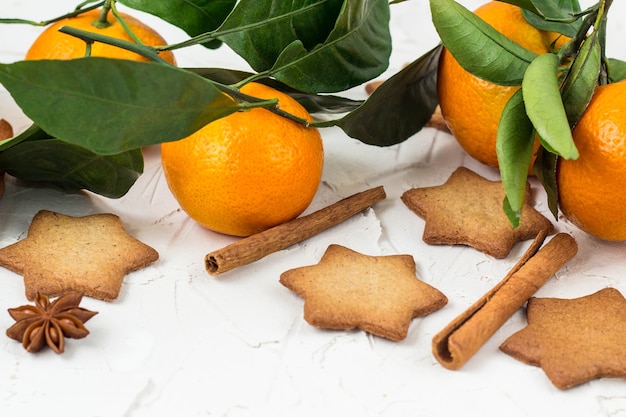 Galletas estrella navideñas con especias y mandarina