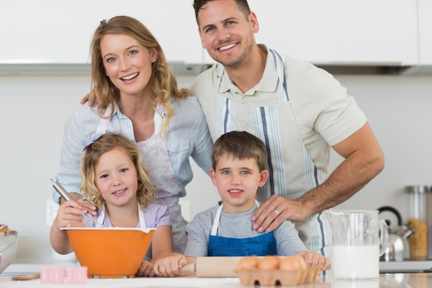 Galletas de la familia feliz para hornear en el mostrador de la cocina