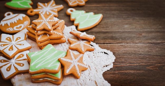 Galletas festivas de pan de jengibre navideño en forma de estrella