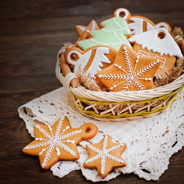 Galletas festivas de pan de jengibre navideño en forma de estrella