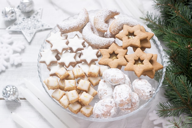 Galletas festivas variadas medias lunas de vainilla, estrellas de canela, panes de jengibre y cubos y stollen