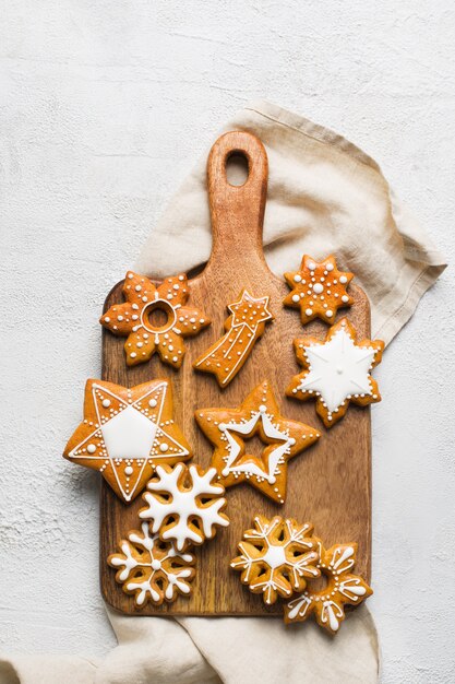 Foto galletas de fondo de pan de jengibre de navidad en textura blanca concepto de vacaciones de feliz año nuevo, espacio de copia