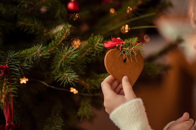 Galletas en forma de corazón en un árbol de Navidad