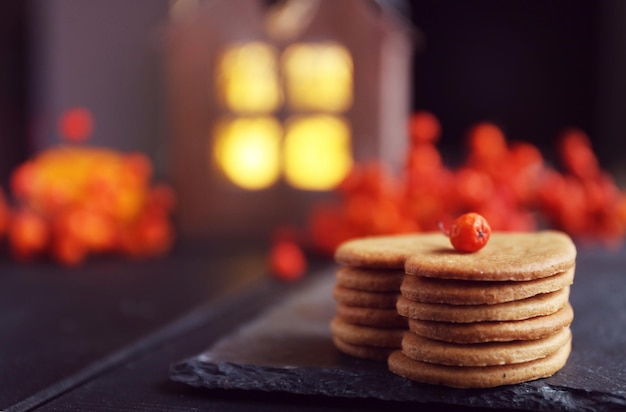 Galletas en forma de corazón con bayas de ceniza sobre una mesa