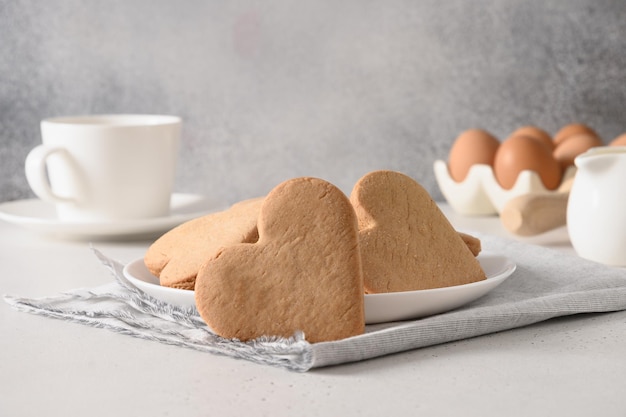 Galletas en forma de corazón de café de San Valentín para un desayuno romántico