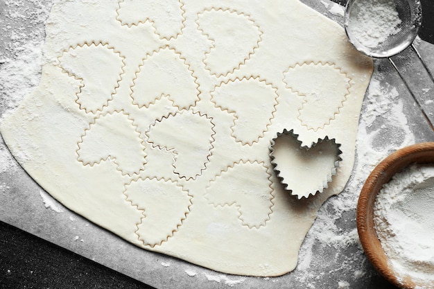 Galletas en forma de corazón crudas sobre una mesa