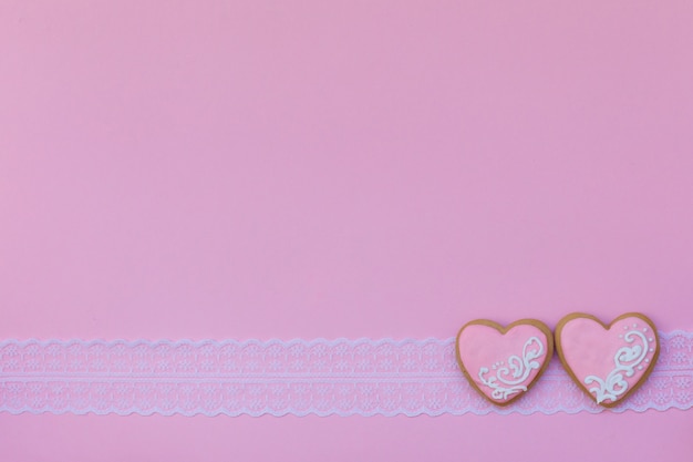 Galletas en forma de corazón decoradas para el día de San Valentín en rosa