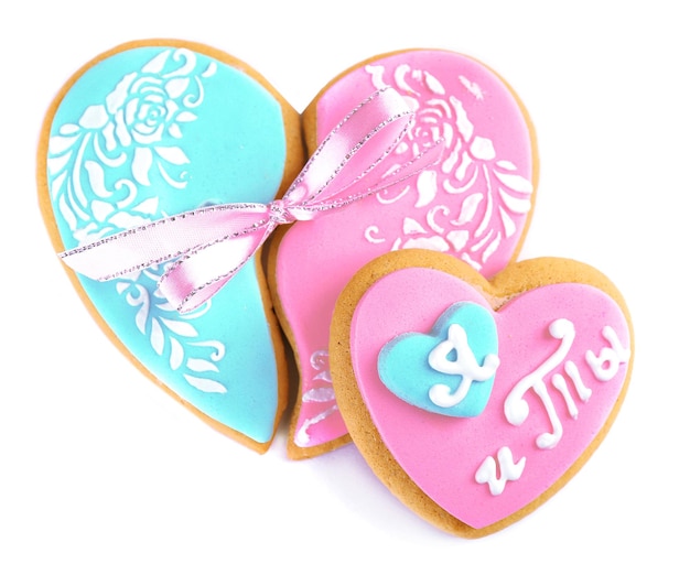 Galletas en forma de corazón para el día de san valentín aisladas en blanco