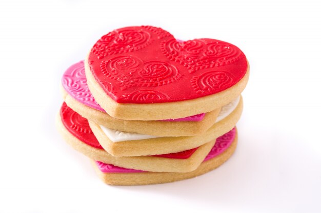 Galletas en forma de corazón para el día de San Valentín aislado en la superficie blanca.