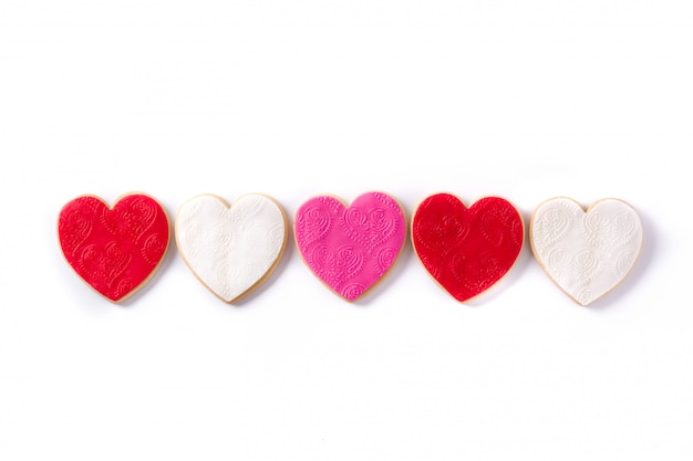 Galletas en forma de corazón para el día de San Valentín aislado en la superficie blanca.