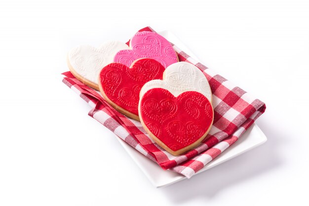 Galletas en forma de corazón para el día de San Valentín aislado en la superficie blanca.