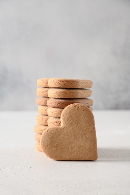 Galletas en forma de corazón del día de San Valentín en el fondo blanco