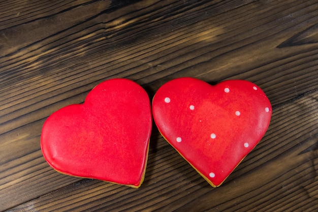 Galletas en forma de corazón para el día de San Valentín en mesa de madera. Vista superior, espacio de copia
