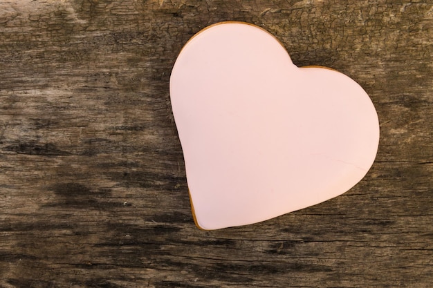 Galletas en forma de corazón para el día de san valentín en una mesa rústica de madera. Vista superior