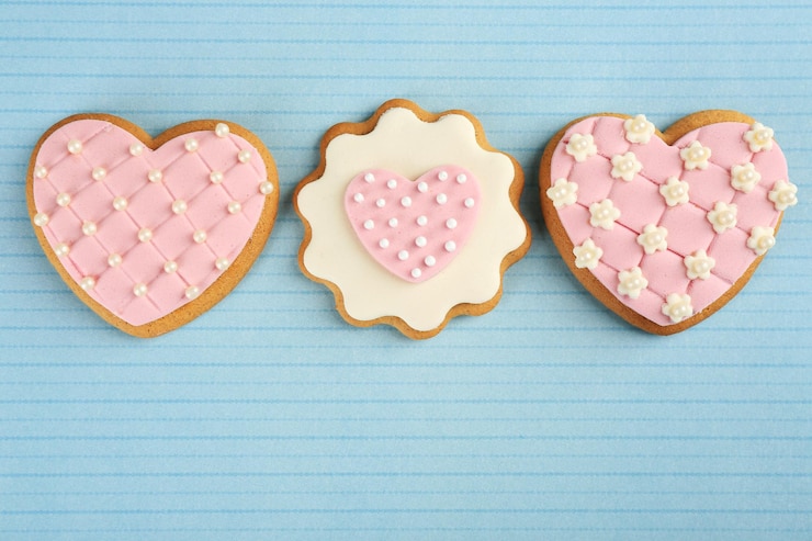 Foto galletas en forma de corazón para el día de san valentín sobre fondo de color