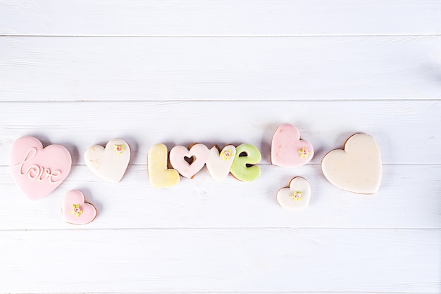 Galletas en forma de corazón esmaltadas, horneadas con amor por el día de San Valentín, concepto de amor