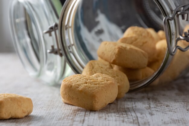 Galletas en forma de corazón en el fondo rústico ligero