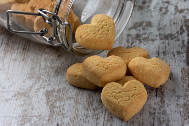 Galletas en forma de corazón en el fondo rústico ligero