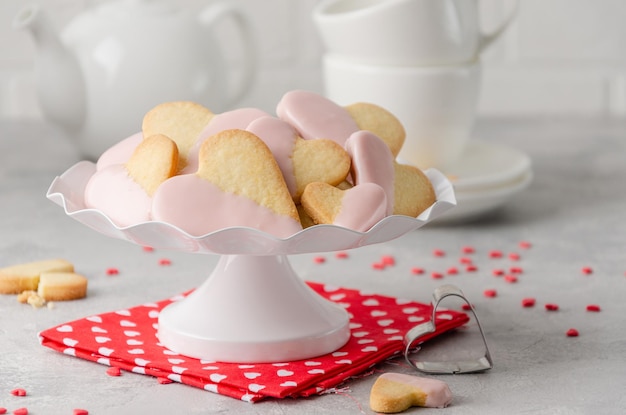 Galletas en forma de corazón con glaseado de chocolate rosa para el Día de San Valentín Fondo de comida del Día de San Valentín