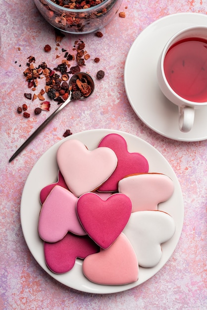 Galletas en forma de corazón con glaseado con té de bayas