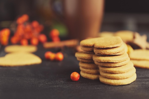 Galletas en forma de corazón con malvaviscos y espacios dulces en una mesa