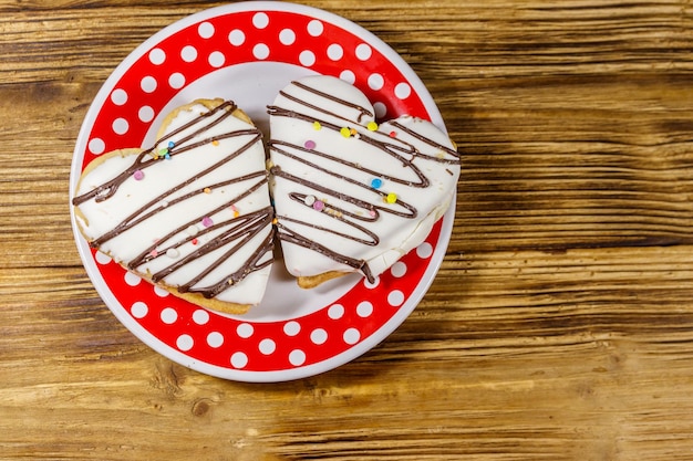 Galletas en forma de corazón en la mesa de madera Vista superior Postre para el día de San Valentín