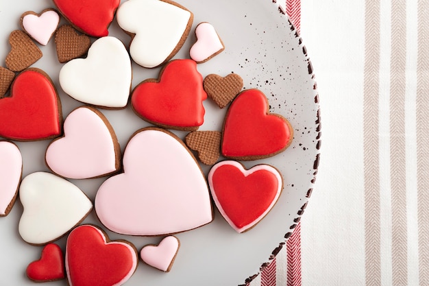 Galletas en forma de corazón multicolores para el día de San Valentín en placa. Vista superior.